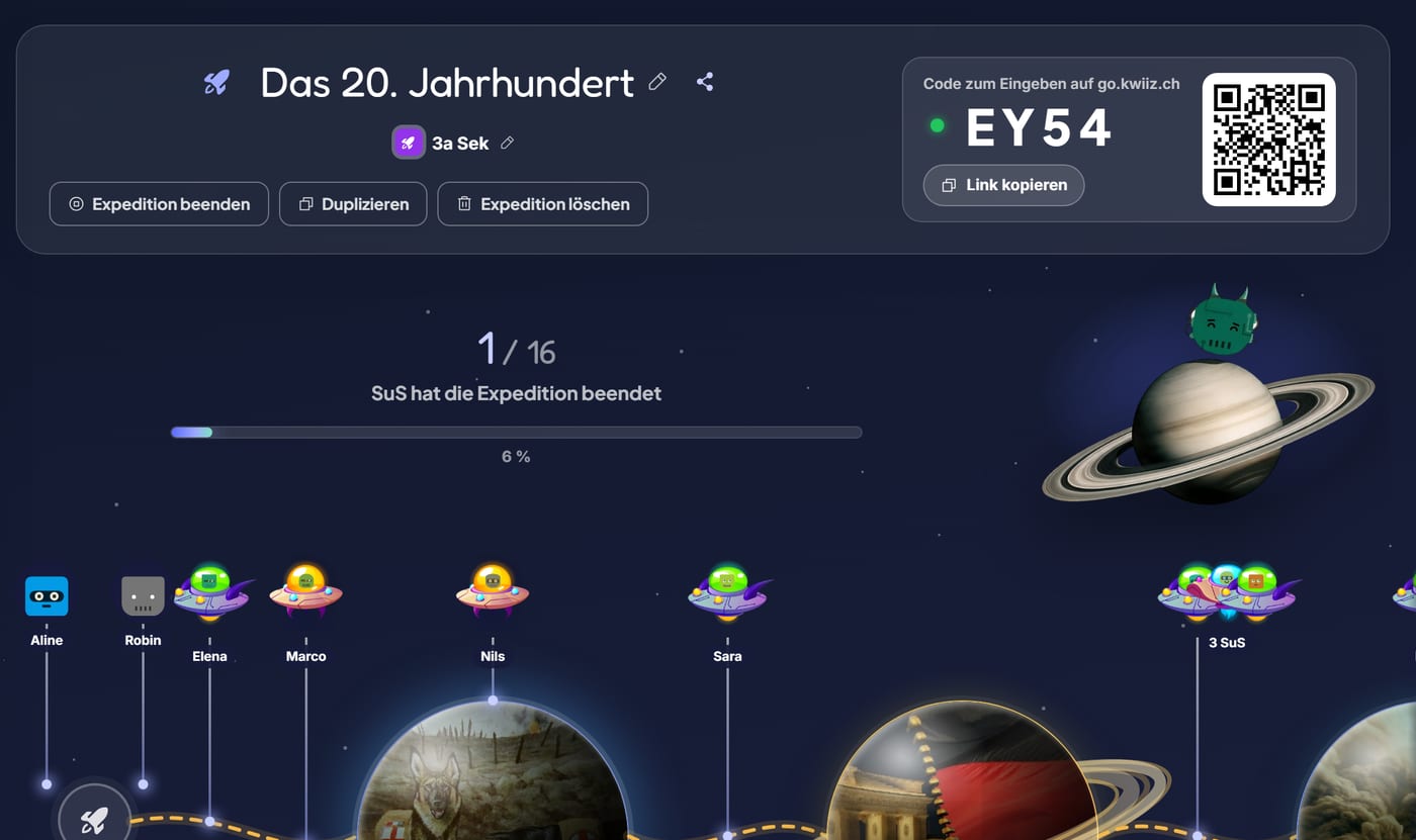 Die Expedition «Le XXᵉ siècle» aus Sicht der Lehrperson: der Code UB65, 1 von 16 Kindern ist fertig, jedes Kind auf seinem Planeten, und unter jedem Planeten die Zahl der Kinder, die ihn geschafft haben