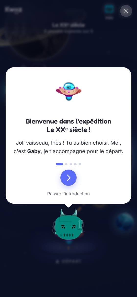 La bulle d'introduction de Gaby, la mascotte verte à cornes, au-dessus du parcours voilé : « Bienvenue dans l'expédition Le XXᵉ siècle ! Joli vaisseau, Inès ! Tu as bien choisi. Moi, c'est Gaby, je t'accompagne pour le départ. »