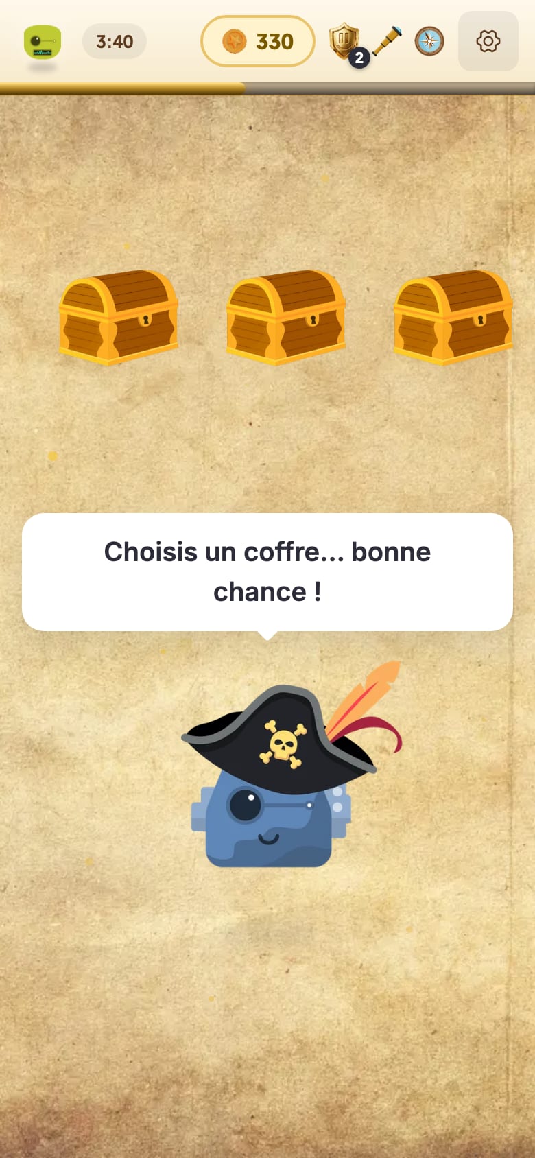 L'écran d'un élève : trois coffres fermés sur un fond parchemin, le Kwiix pirate en bas qui dit « Choisis un coffre… bonne chance ! », et en haut le compteur de pièces avec ses objets