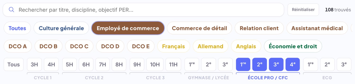 Les filtres de la bibliothèque Kwiiz en contexte école professionnelle : une rangée de formations avec Employé de commerce sélectionné, en dessous la rangée des domaines DCO A à E suivie des branches français, allemand, anglais, économie et droit, et la rangée des degrés où les quatre années École pro / CFC sont cochées